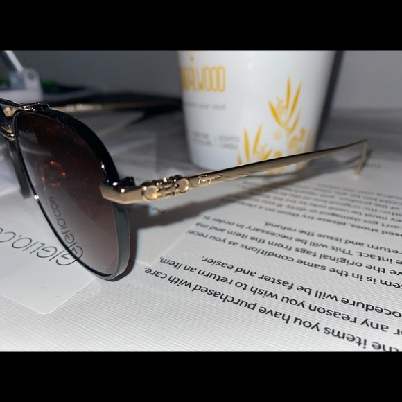 Salvatore ferragamo Sunglasses gold with black rims and brown tinted lenses - Picture 5 of 16